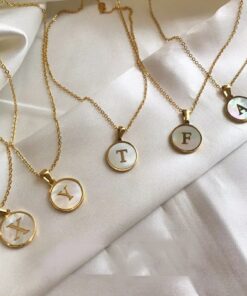 Collar Iniciales con fondo Nácar